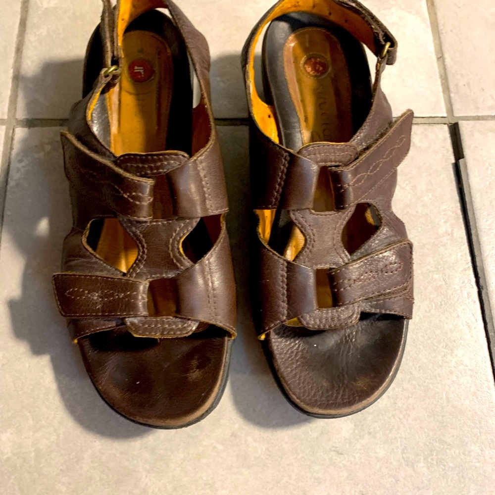 USED BUT NOT ABUSED CLARK LEATHER SANDALS. S-8 WITH TOP & HEEL ADJUSTMENT STRAPS